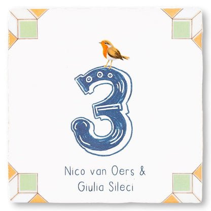 Huisnummer tegeltje met vogel, nummer en namen