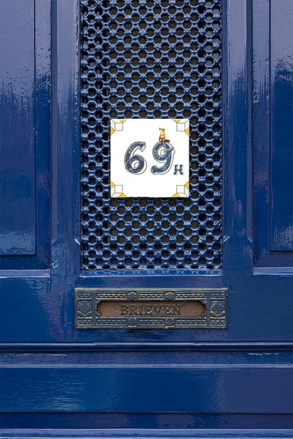 Huisnummer tegeltje met vos op blauw geperforeerd deurpaneel