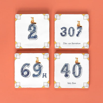 Huisnummer tegeltje met vosje bovenop, oranje achtergrond, sierlijke cijfers