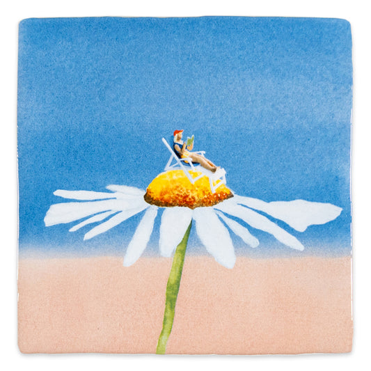 Tegeltje met madeliefje en lezen in een strandstoel