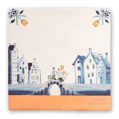 Gepersonaliseerd tegeltje met fiets, bloemen en oude huizenafbeelding