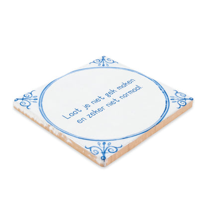 Typical Delft Blue tegeltje liggend op witte ondergrond