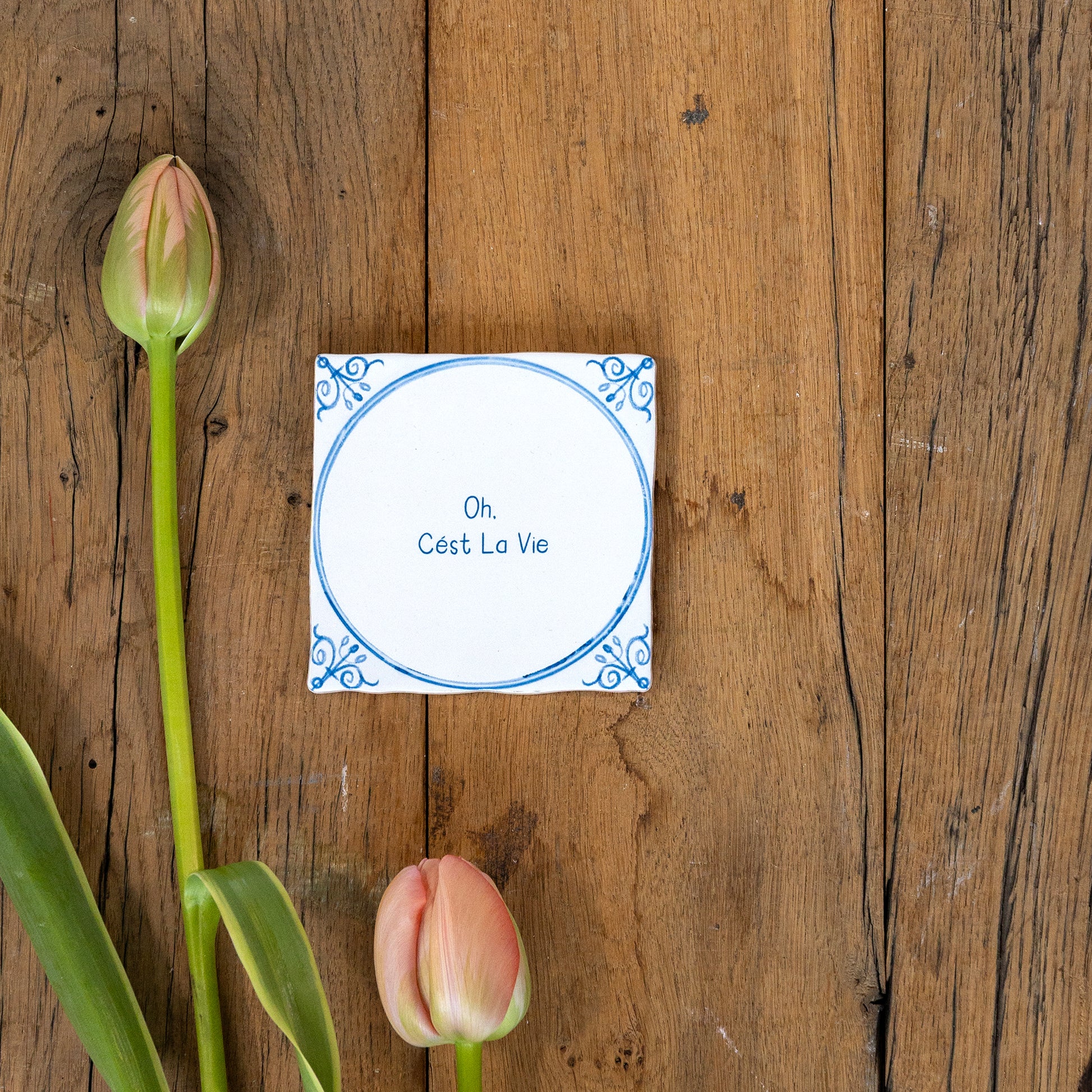 Delftsblauw Tegeltje Storytiles naast tulpen