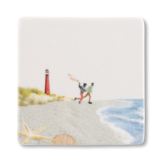 Mini tegeltje strand vuurtoren met spelende figuren en schelpen