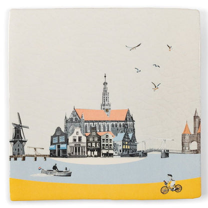Tegeltje Haarlem met gebouwen en fietsende persoon in landschap