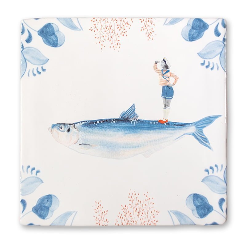 Tegeltje met vis en persoon in blauwe, decoratieve compositie