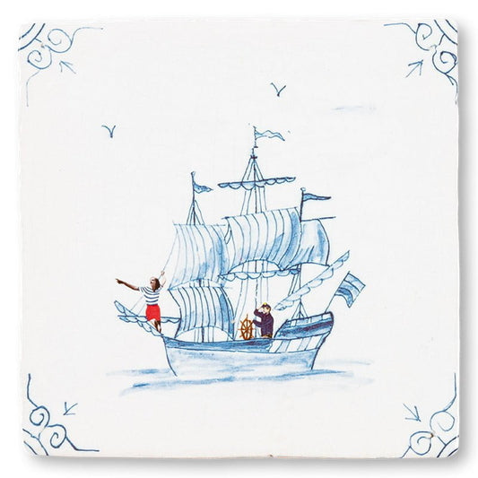 Delfts blauw tegeltje met zeilschip en mensen op zee
