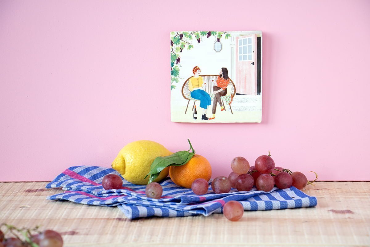 Tegeltje wijn met pratende mensen tegen een roze muur geplaatst