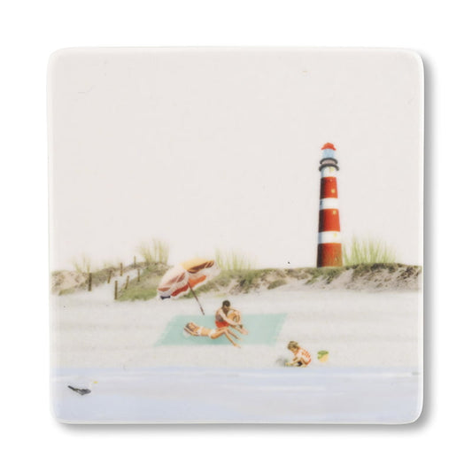 Tegeltje met strandtafereel, vuurtoren op achtergrond, zomerse sfeer