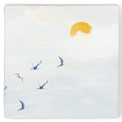 Achter de wolken schijnt de zon tegeltje met vogels en zon aan blauwe hemel