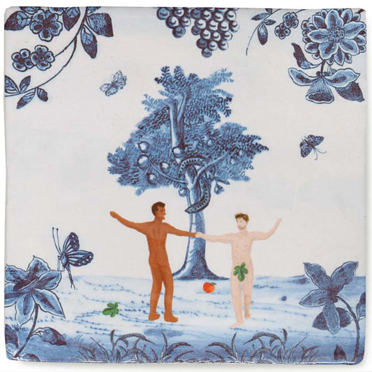 Huwelijkscadeau voor twee mannen. Delfts blauw tegeltje met Adam en Adam voor boom met verboden vrucht