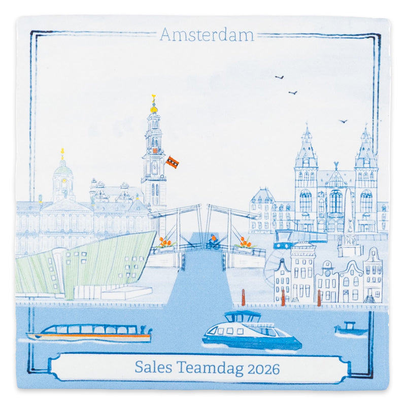 In het vaandel onderaan een stedentegel kun je een naam en datum plaatsen of een korte zin, zoals hier op de Delfts blauwe Amsterdam tegel