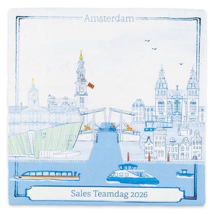 In het vaandel onderaan een stedentegel kun je een naam en datum plaatsen of een korte zin, zoals hier op de Delfts blauwe Amsterdam tegel