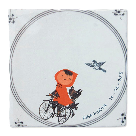 Geboortetegel fietsend kind met hondje en vogel boven