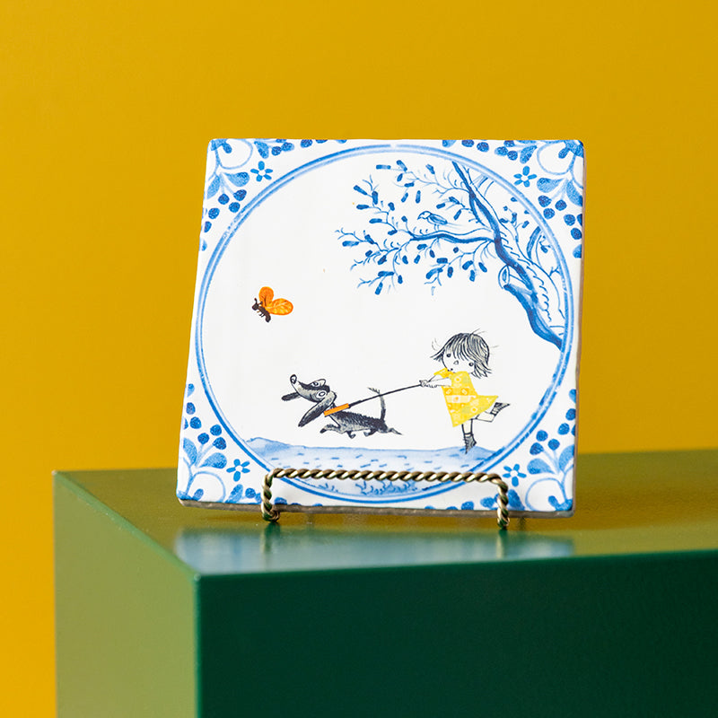 De Fiep Westendorp StoryTile Beste vriendjes in een messing houder tegen een gele achtergrond