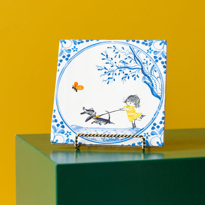 De Fiep Westendorp StoryTile Beste vriendjes in een messing houder tegen een gele achtergrond