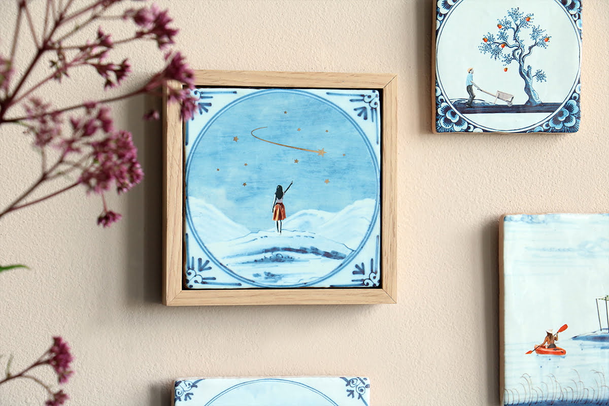 Tegeltje met meisje dat naar sterrenhemel wijst en een wens doet, ingelijst in houten frame