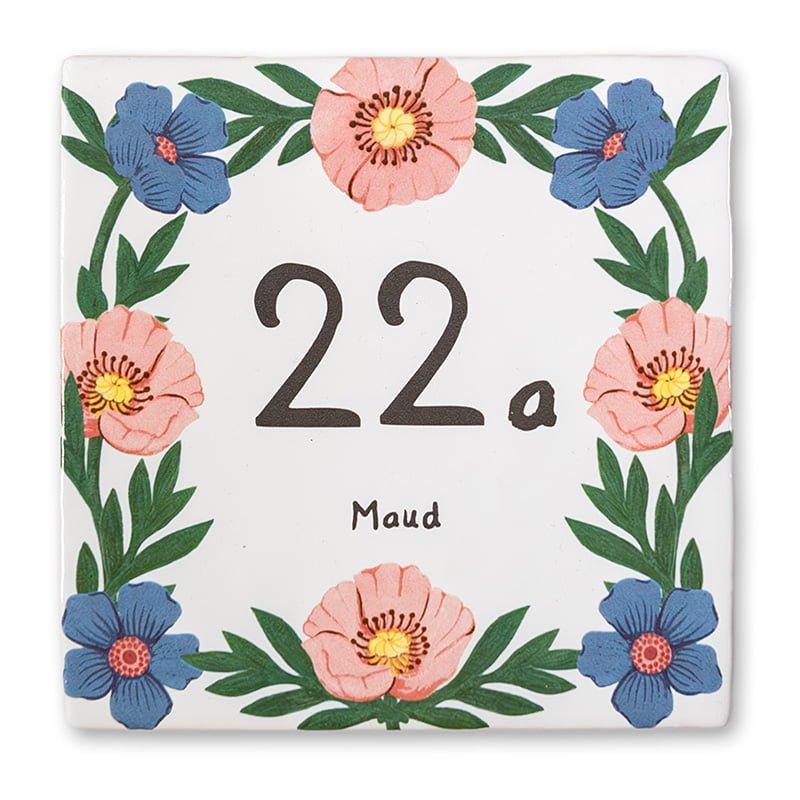 Huisnummer tegeltje met roze en blauwe bloemen