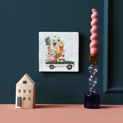 Nieuw huis cadeau tegeltje met verhuisauto, op groene muur