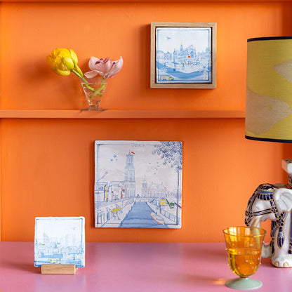 Drie maten Delfts blauwe StoryTiles stadstegels op een oranje achtergrond