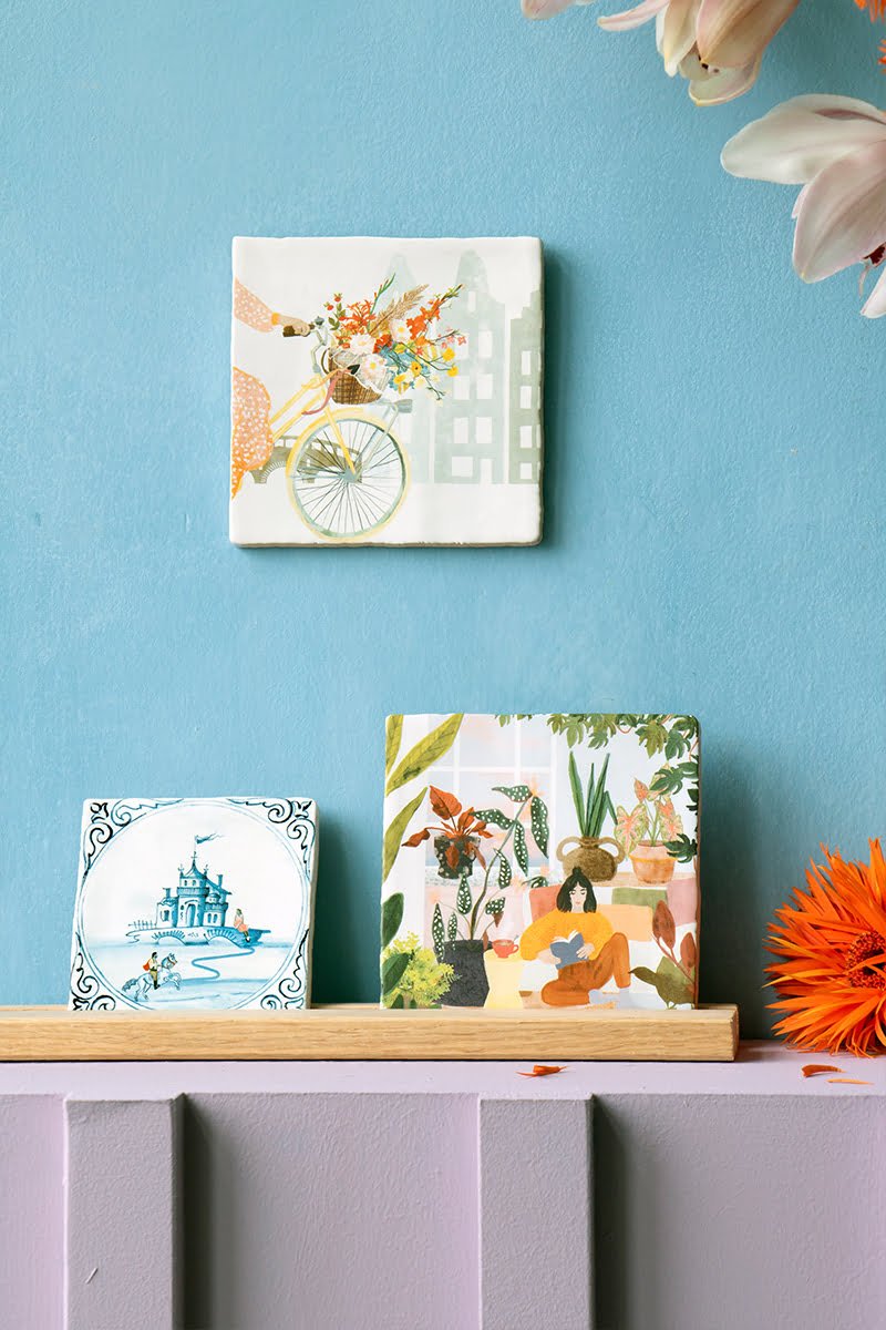 Variatie aan StoryTiles tegels op blauwe muur gepresenteerd