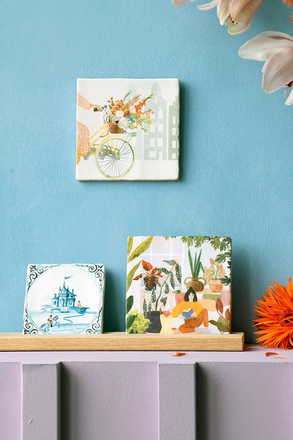 Variatie aan StoryTiles tegels op blauwe muur gepresenteerd