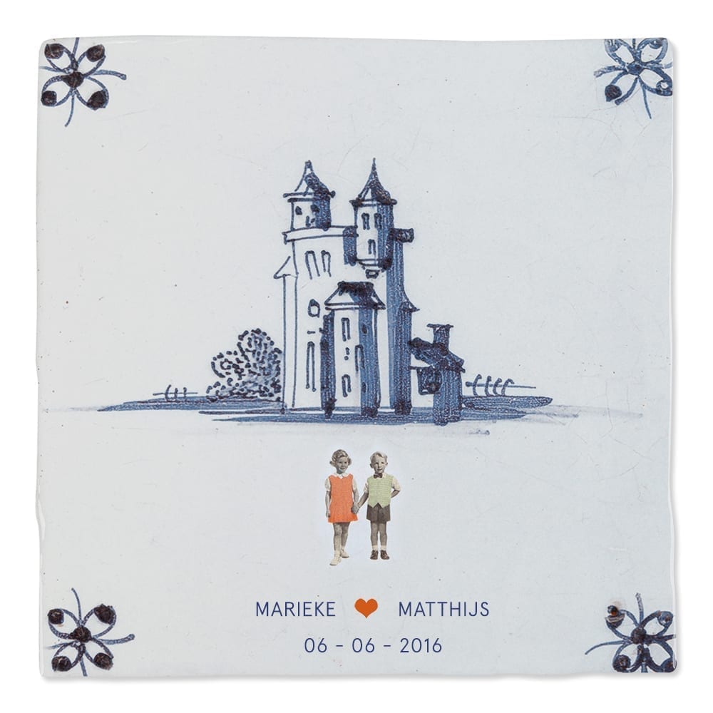 Huwelijkscadeau tegeltje met kasteel en kinderen. Te personaliseren met naam en datum