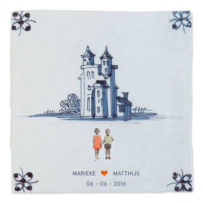 Huwelijkscadeau tegeltje met kasteel en kinderen. Te personaliseren met naam en datum