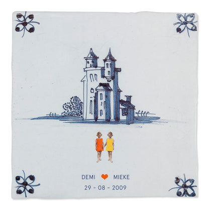 Tegeltje Delfts Blauw met kasteel en twee figuren, versierd in hoeken. Huwelijkstegeltje voor twee vrouwen.