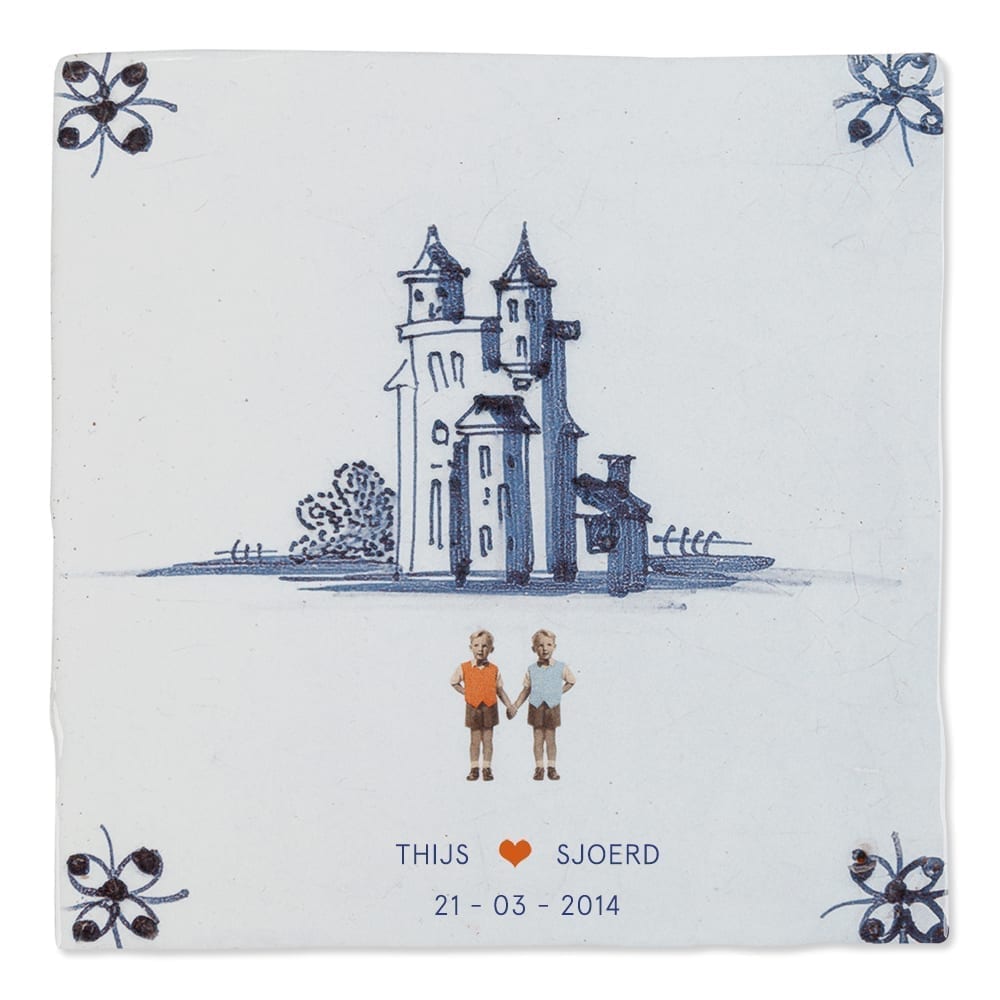 Huwelijkstegeltje voor twee mannen met een koppel voor een Delfts blauw kasteel
