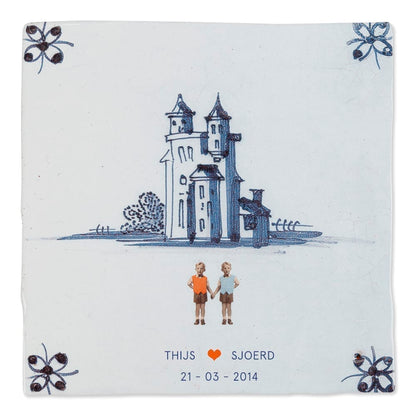 Huwelijkstegeltje voor twee mannen met een koppel voor een Delfts blauw kasteel