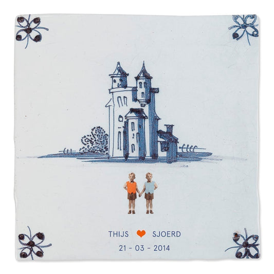 Huwelijkstegeltje voor twee mannen met een koppel voor een Delfts blauw kasteel