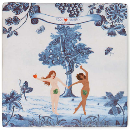 Huwelijkscadeau StoryTiles tegeltje met Eva-figuren voor twee vrouwen die trouwen. Met delfts blauwe decoratieve bloemen