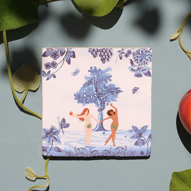 Huwelijkscadeau StoryTiles tegeltje voor twee vrouwen met Eva en Eva, omringd door Delfts blauwe bomen en planten