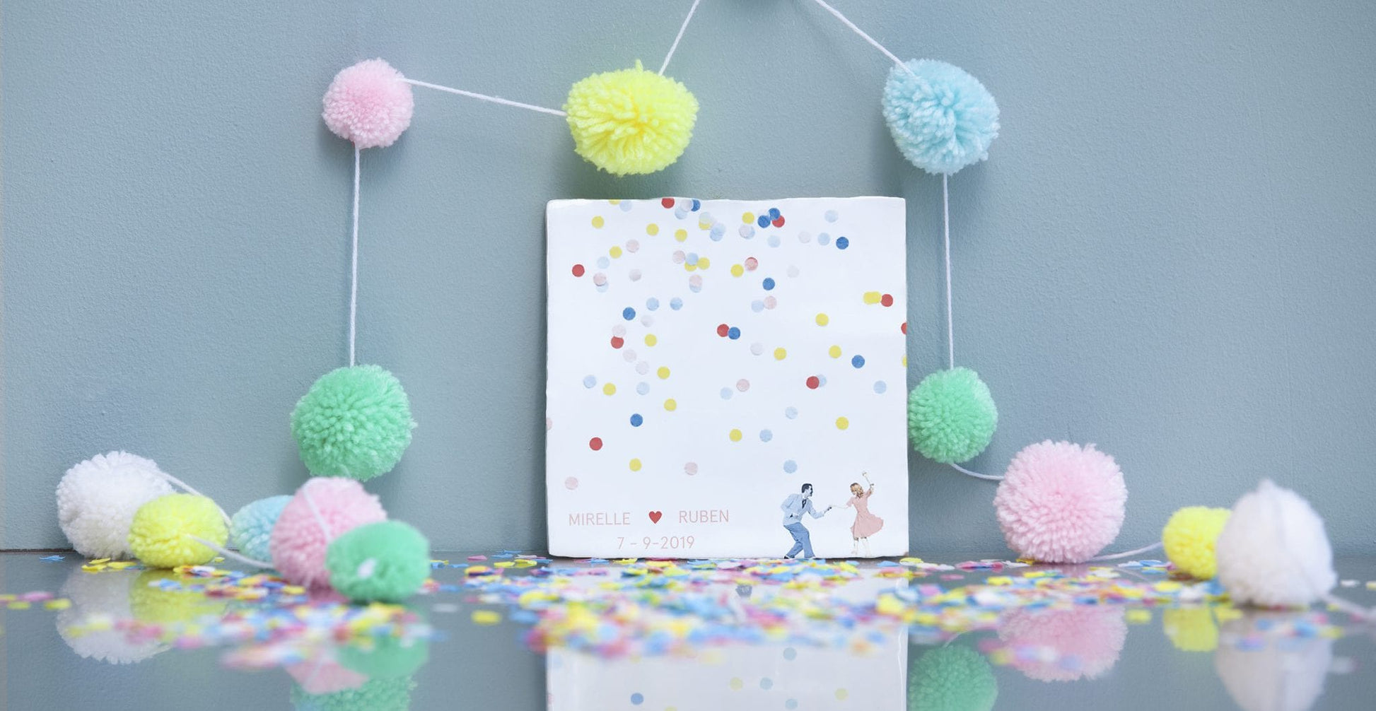 Huwelijkscadeau tegeltje gepersonaliseerd. Gedecoreerd met confetti, omringd door kleurrijke pompons
