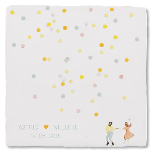 Huwelijkscadeau tegeltje StoryTiles met confetti en dansend paar. Trouwtegel voor twee vrouwen die trouwen