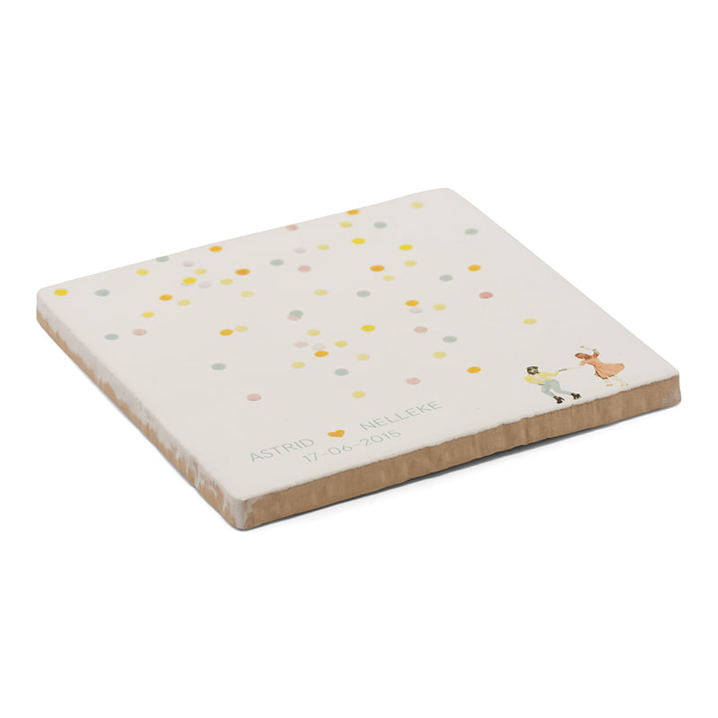 Huwelijkscadeau tegeltje voor twee vrouwen die trouwen met dansend paar en gekleurde confetti