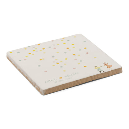 Huwelijkscadeau tegeltje voor twee vrouwen die trouwen met dansend paar en gekleurde confetti