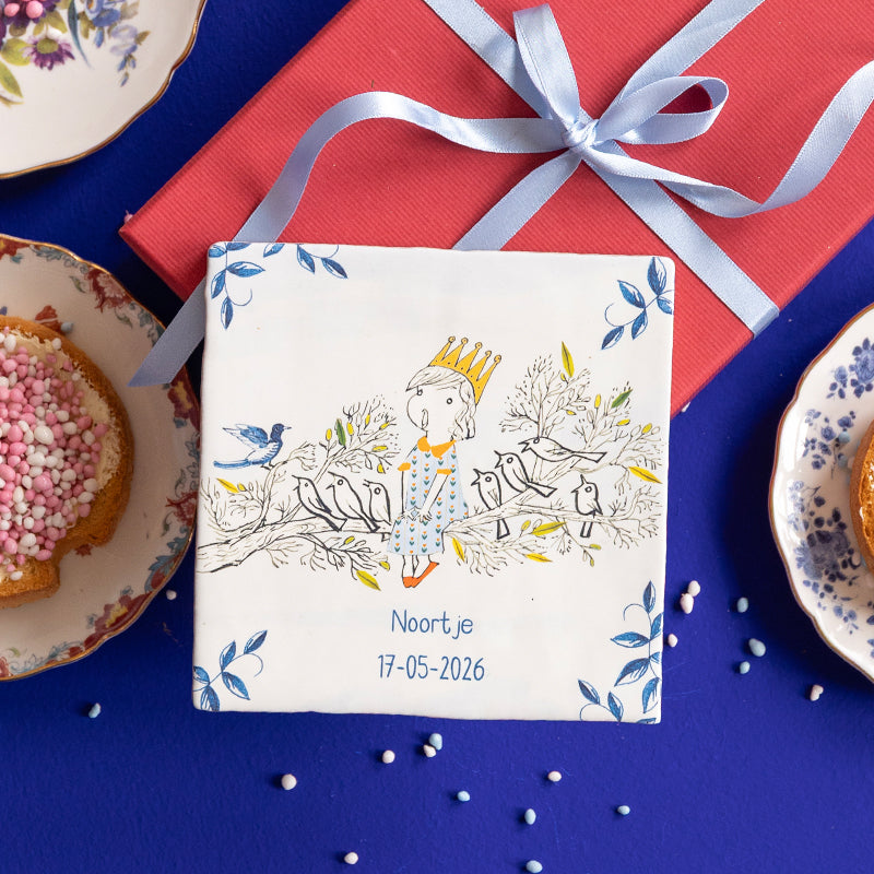 tegeltje met meisje met zingend vogelkoortje als kraamcadeau met beschuit met muisjes