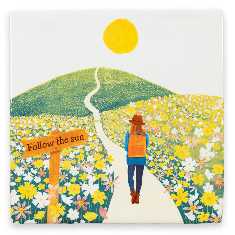 Tegeltje follow the sun met meisje dat door een bloemenveld de zon tegemoet loopt