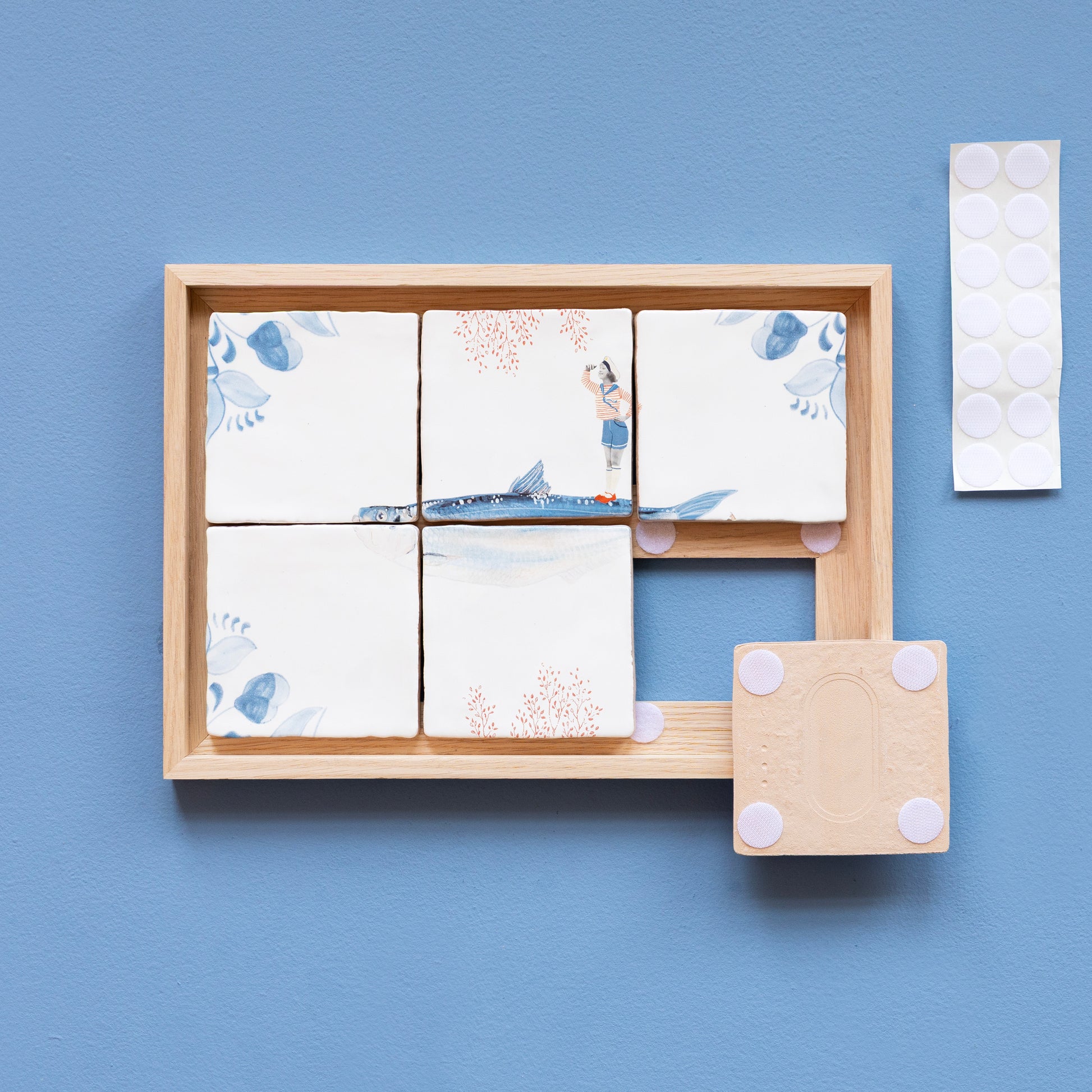 Tegeltableau met vissen in groot frame bevestigd met bijgeleverde klittenbandstickers