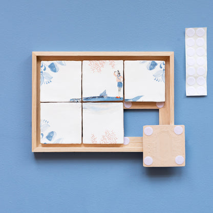 Tegeltableau met vissen in groot frame bevestigd met bijgeleverde klittenbandstickers