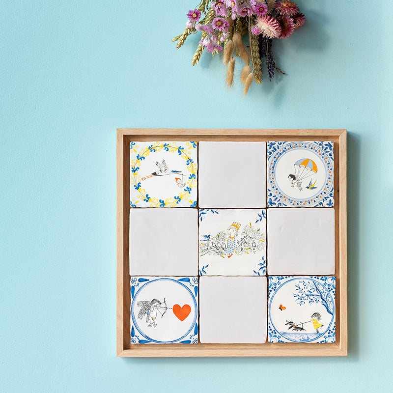 Fiep Westendorp tegels in een groot frame gecombineerd met witte effen tegels. Een prachtig tegelkunstwerk!