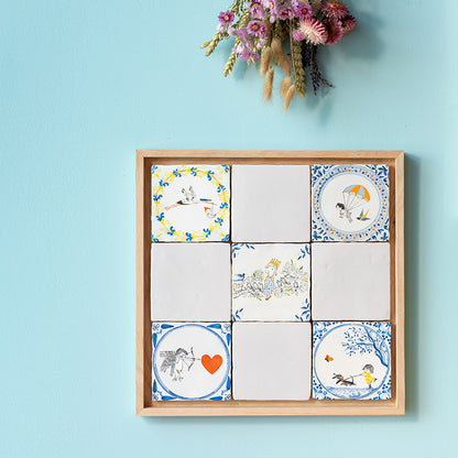 Fiep Westendorp tegels in een groot frame gecombineerd met witte effen tegels. Een prachtig tegelkunstwerk!