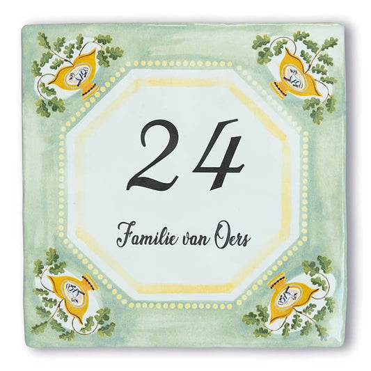 Huisnummer tegeltje met bloemen en sierlijke groene rand met gele motieven in de vorm van bloempotten met planten