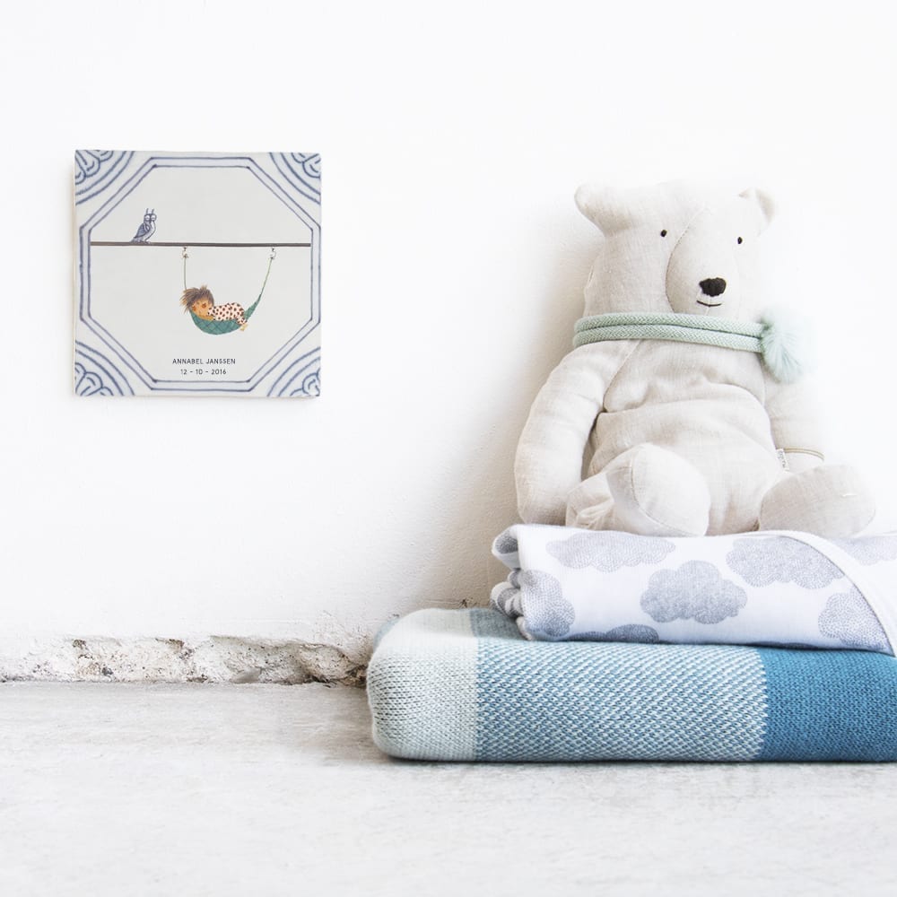 Tegeltje met handmatje met kind, in kinderkamer naast teddybeer
