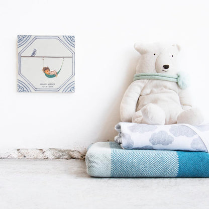 Tegeltje met handmatje met kind, in kinderkamer naast teddybeer