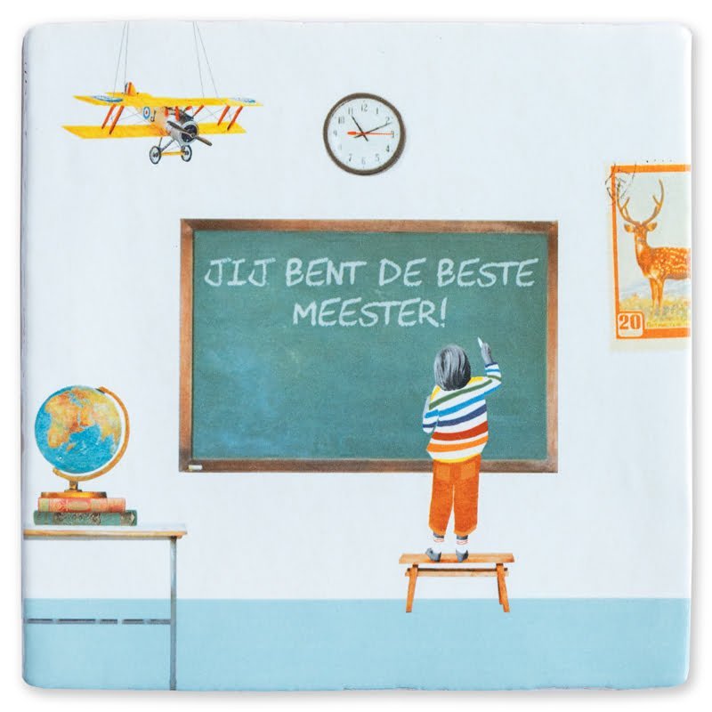 Gepersonaliseerd tegeltje met tekst bij schoolbord in klaslokaal