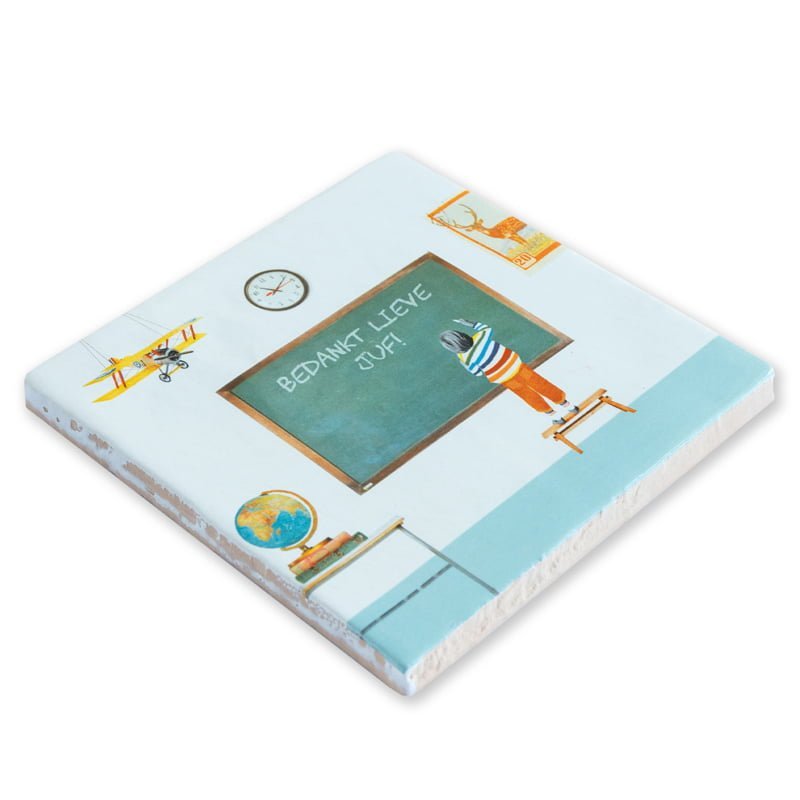 Gepersonaliseerd tegeltje met schoolbord in klaslokaal, met bedankje voor de juf