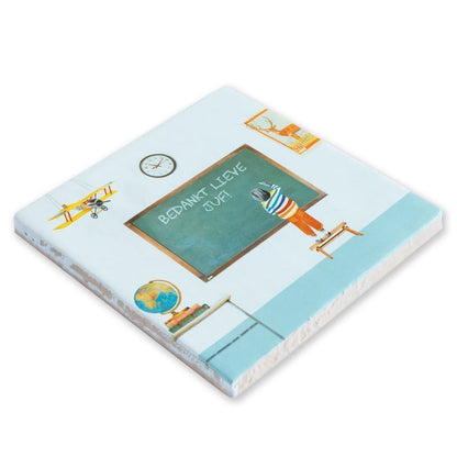 Gepersonaliseerd tegeltje met schoolbord in klaslokaal, met bedankje voor de juf
